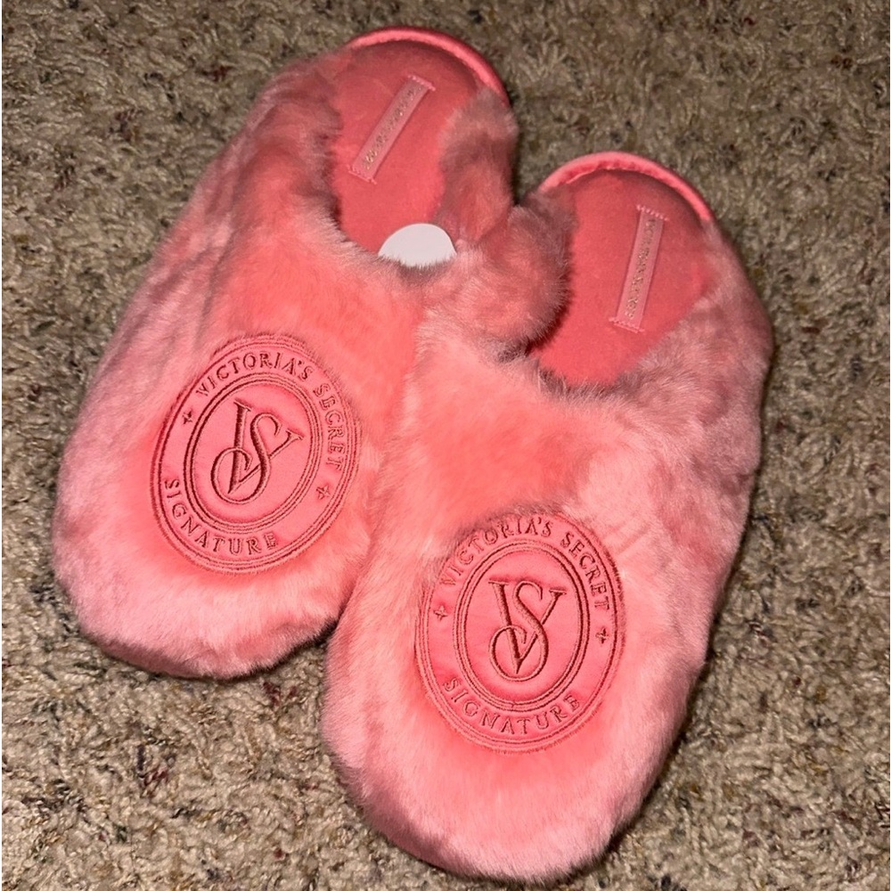 Slippers NWT VS passion pink slippers size medium 🩷